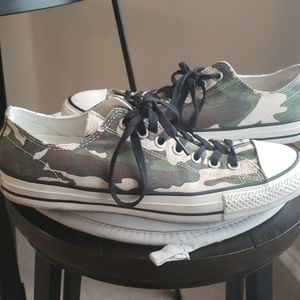 Mens: 9.5 womens: 11.5